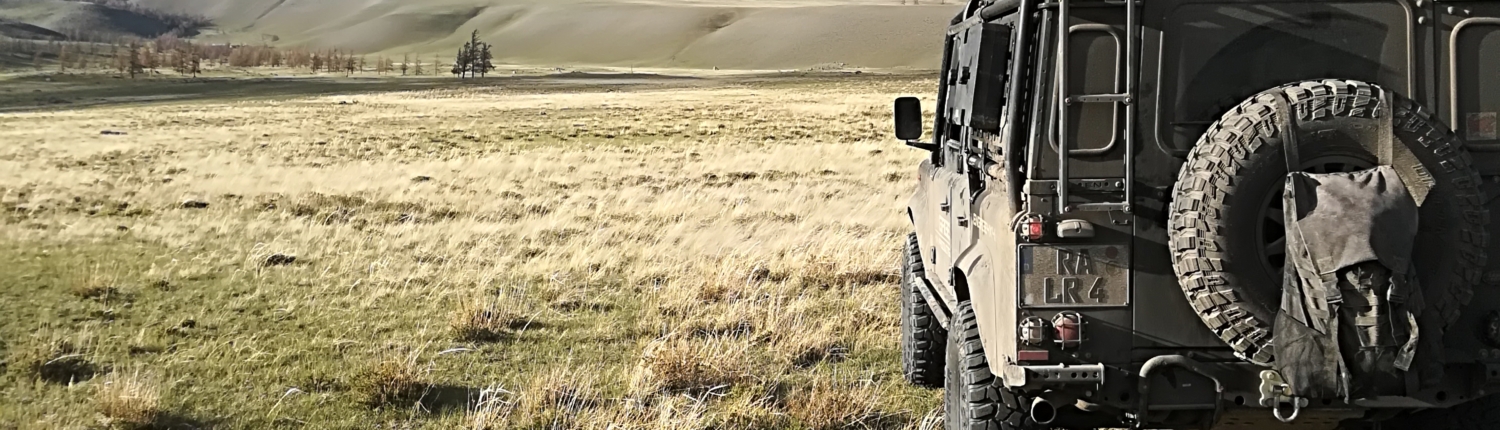 Land Rover Defender 110 mit ENGAGE4X4 Windenstoßstange mit TÜV, Unterfahrschutz, einstellbarem Fahrwerk und Dachträger im Altai-Gebirge