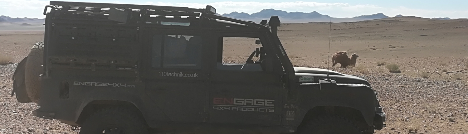 Expeditions-Defender 110 mit ENGAGE4X4 Umbauten und Dauerhaltbarkeitslösungen in der mongolischen Wüste